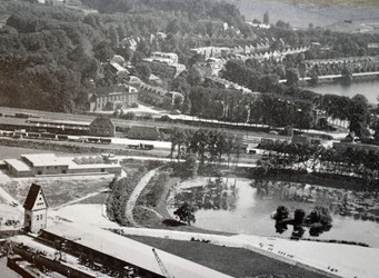 <p>Detail van de luchtfoto uit 1925 met de omgeving van de Buitensociëteit (RAZ beeldbank). </p>
